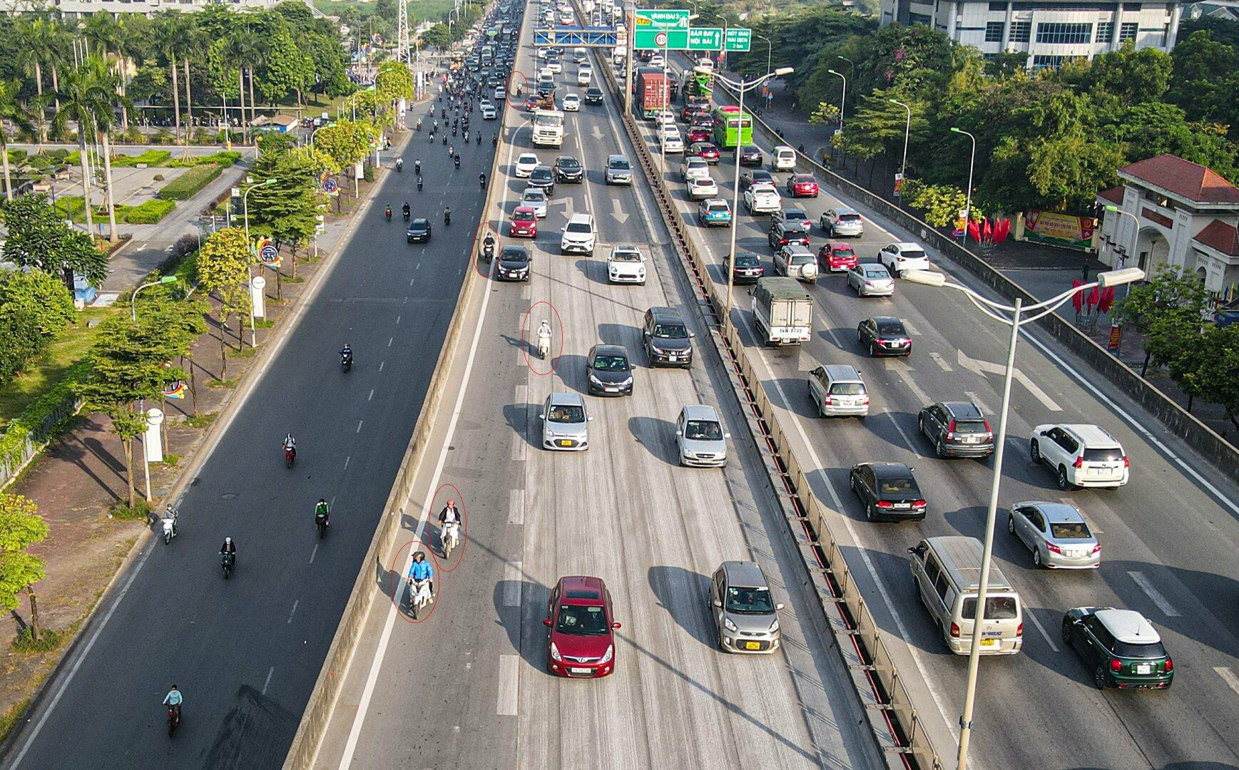 Trung &uacute;y Nguyễn Hữu Phương, c&aacute;n bộ Đội CSGT số 6 (C&ocirc;ng an TP H&agrave; Nội) cho biết, thời gian gần đ&acirc;y tr&ecirc;n đường v&agrave;nh đai 3 tr&ecirc;n cao xuất hiện t&igrave;nh trạng nhiều xe m&aacute;y đi l&ecirc;n do l&agrave;n dừng khẩn cấp tr&ecirc;n đường n&agrave;y th&ocirc;ng tho&aacute;ng.