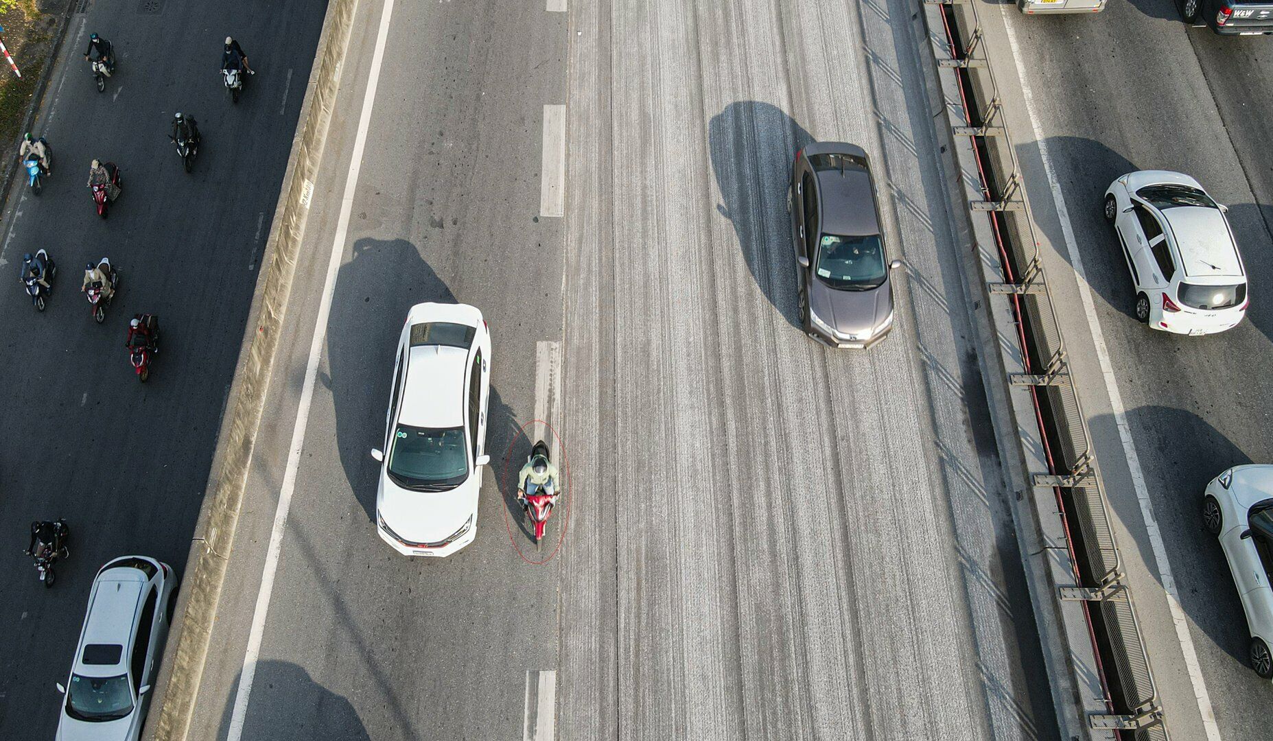 "Gần đ&acirc;y, khi cơ quan chức năng tuần tra lưu động, xử l&yacute; c&aacute;c &ocirc; t&ocirc; đi v&agrave;o l&agrave;n khẩn cấp tr&ecirc;n đường v&agrave;nh đai 3 th&igrave; c&aacute;c t&agrave;i xế xe m&aacute;y lại tranh thủ chạy l&ecirc;n l&agrave;n đường n&agrave;y. Ngo&agrave;i ra, trong giờ cao điểm, đường ph&iacute;a dưới tắc n&ecirc;n nhiều người điều khiển xe m&aacute;y đ&atilde; bất chấp nguy hiểm đi l&ecirc;n đường v&agrave;nh đai 3 tr&ecirc;n cao nhằm tr&aacute;nh &ugrave;n tắc", Trung &uacute;y Nguyễn Hữu Phương cho hay.