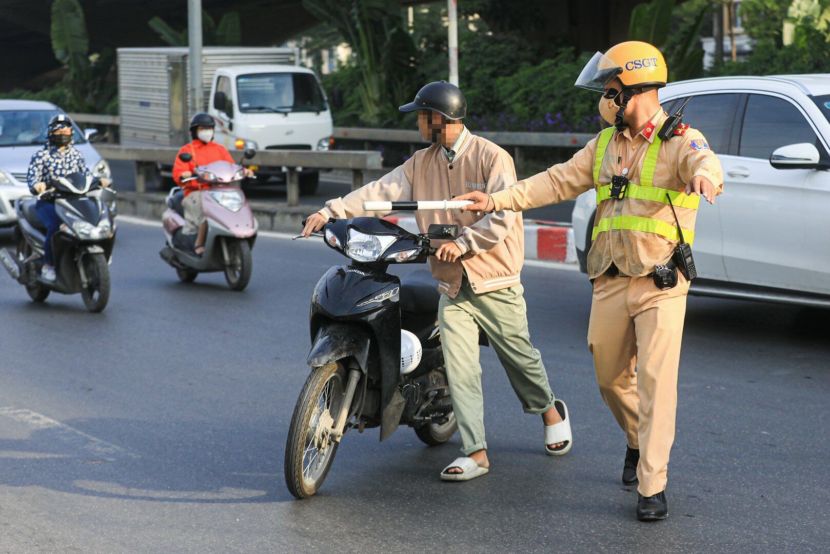 Tại đ&acirc;y, kh&ocirc;ng kh&oacute; để c&aacute;c c&aacute;n bộ, chiến sĩ CSGT ph&aacute;t hiện những chiếc xe m&aacute;y di chuyển từ tr&ecirc;n đường v&agrave;nh đai 3 tr&ecirc;n cao xuống n&uacute;t giao Đại lộ Thăng Long - Trần Duy Hưng.