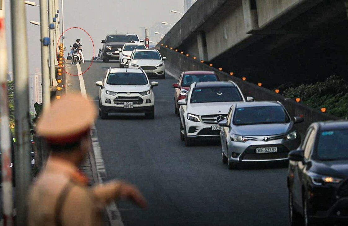 Chị N.T.B., t&agrave;i xế vi phạm nữa cho biết: "Đường ph&iacute;a dưới tắc qu&aacute; n&ecirc;n đi l&ecirc;n tr&ecirc;n đường v&agrave;nh đai 3 cho tho&aacute;ng để kịp đến c&ocirc;ng ty l&agrave;m đ&uacute;ng giờ".