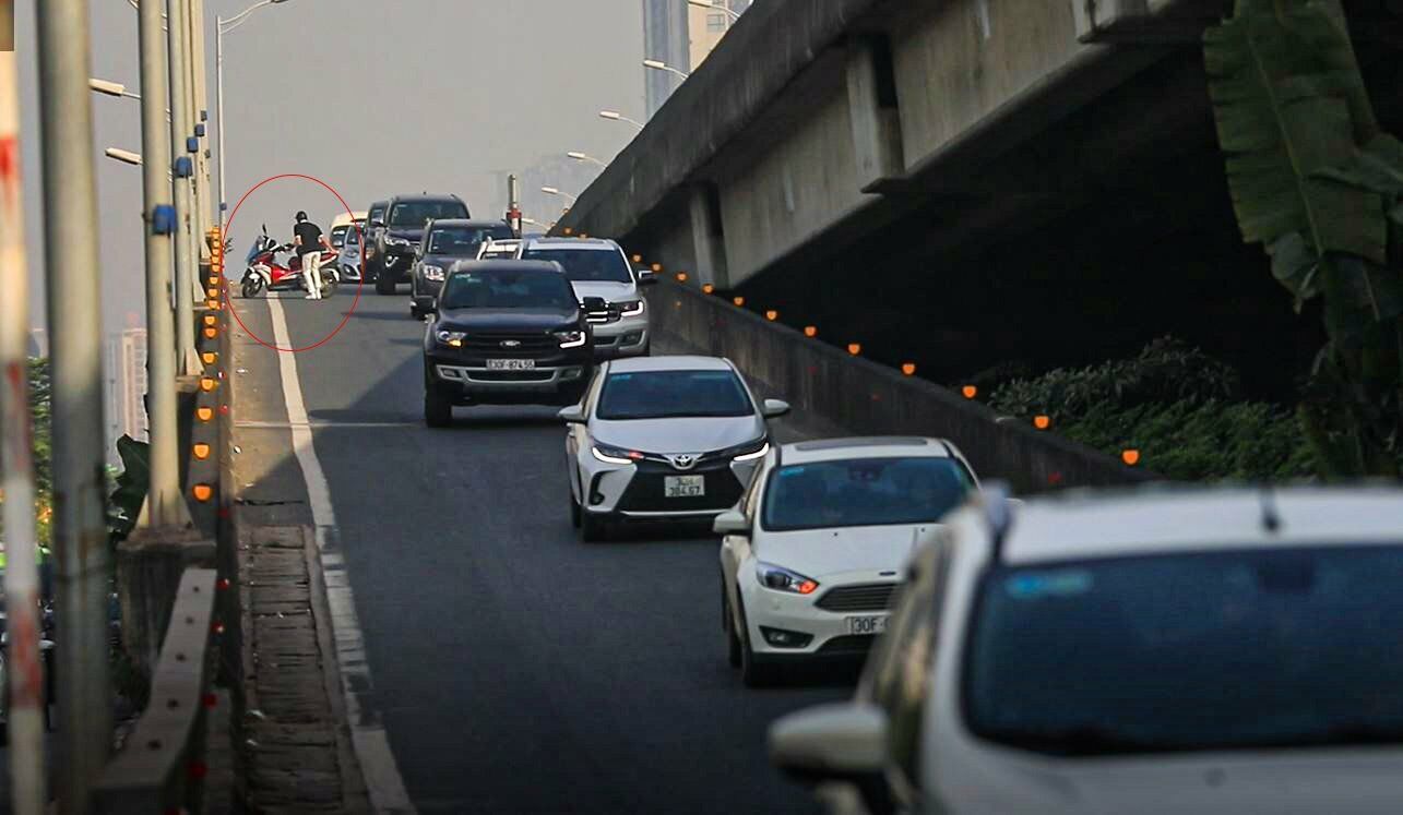 Việc c&aacute;c t&agrave;i xế đột ngột quay đầu bỏ chạy khiến những người điều khiển xe &ocirc; t&ocirc; tr&ecirc;n v&agrave;nh đai 3 kh&ocirc;ng khỏi giật m&igrave;nh.