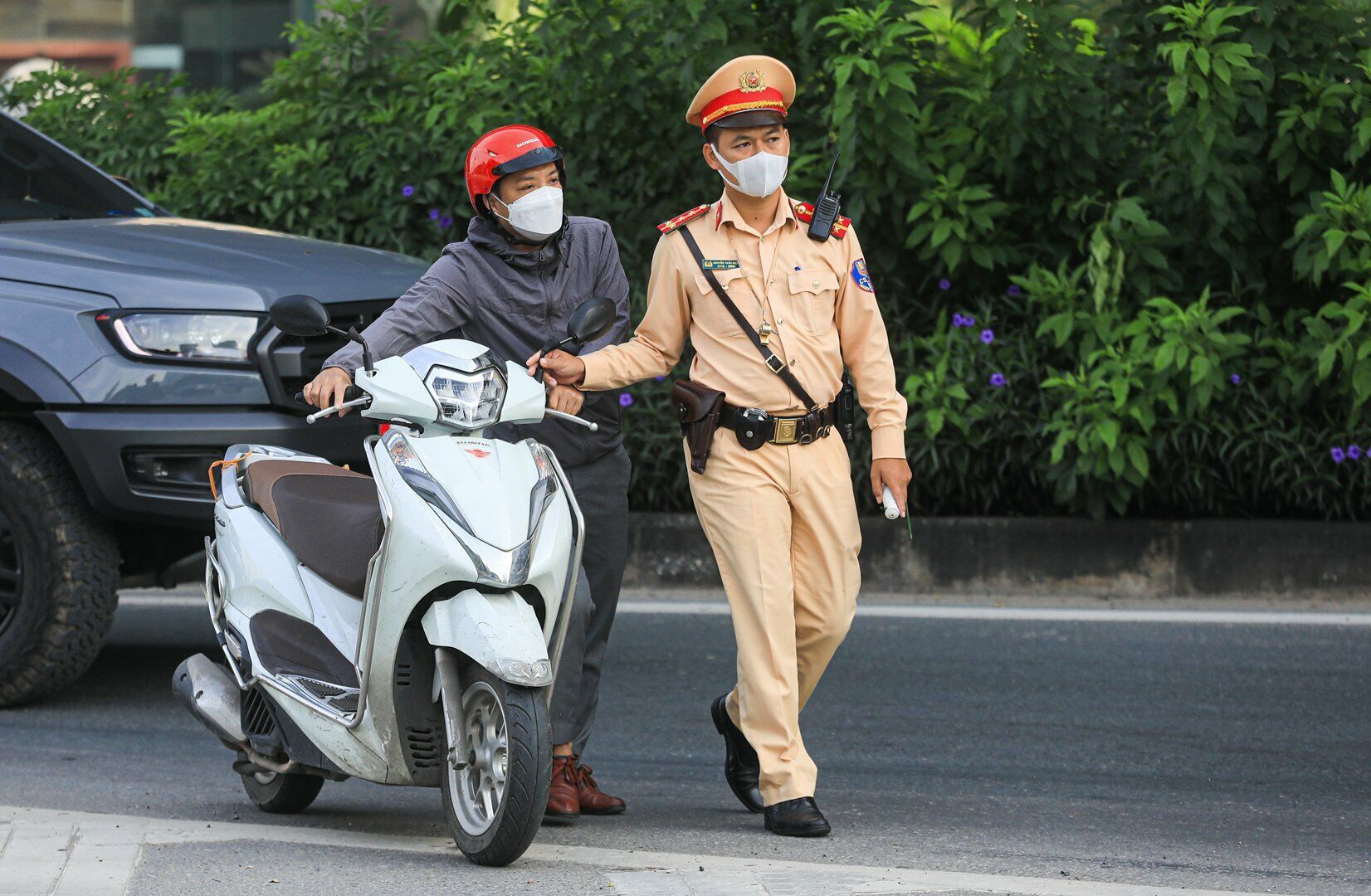 Khi lực lượng CSGT ra t&iacute;n hiệu y&ecirc;u cầu dừng xe, một số t&agrave;i xế chấp h&agrave;nh, nhưng kh&ocirc;ng &iacute;t t&agrave;i xế bất ngờ quay đầu xe bỏ chạy.