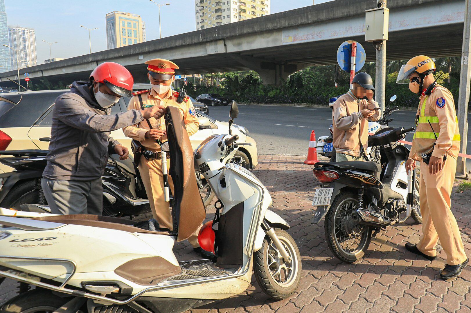 "T&ocirc;i đi đến n&uacute;t giao Mai Dịch c&oacute; chiếc xe container chắn ở đường ph&iacute;a dưới thế l&agrave; theo d&ograve;ng xe chạy thẳng xe m&aacute;y l&ecirc;n đường v&agrave;nh đai 3 tr&ecirc;n cao. Khi đi l&ecirc;n đ&acirc;y thấy rất sợ v&igrave; nhiều xe &ocirc; t&ocirc; to di chuyển, muốn quay đầu lại nhưng kh&ocirc;ng d&aacute;m", anh D.D.H., một t&agrave;i xế vi phạm cho biết.