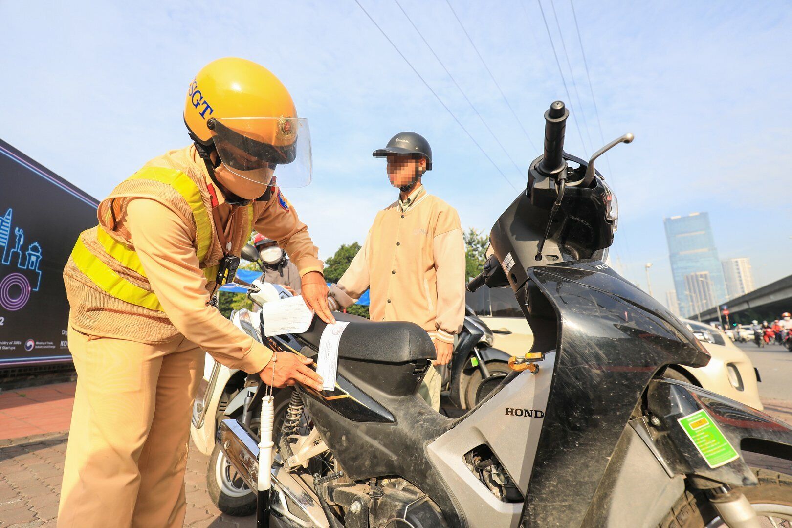 C&ograve;n anh N.V.H, một t&agrave;i xế vi phạm kh&aacute;c th&igrave; lại lấy l&yacute; do, v&igrave; thường xuy&ecirc;n di chuyển &ocirc; t&ocirc; tr&ecirc;n đường v&agrave;nh đai 3 tr&ecirc;n cao n&ecirc;n h&ocirc;m nay đi xe m&aacute;y đ&atilde; "theo qu&aacute;n t&iacute;nh đi thẳng l&ecirc;n đường n&agrave;y lu&ocirc;n".