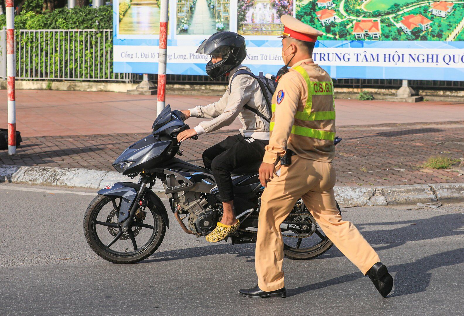 CSGT chặn bắt một số trường hợp c&ograve;n cố t&igrave;nh tăng tốc v&agrave; lạng l&aacute;ch để tr&aacute;nh bị xử l&yacute;.