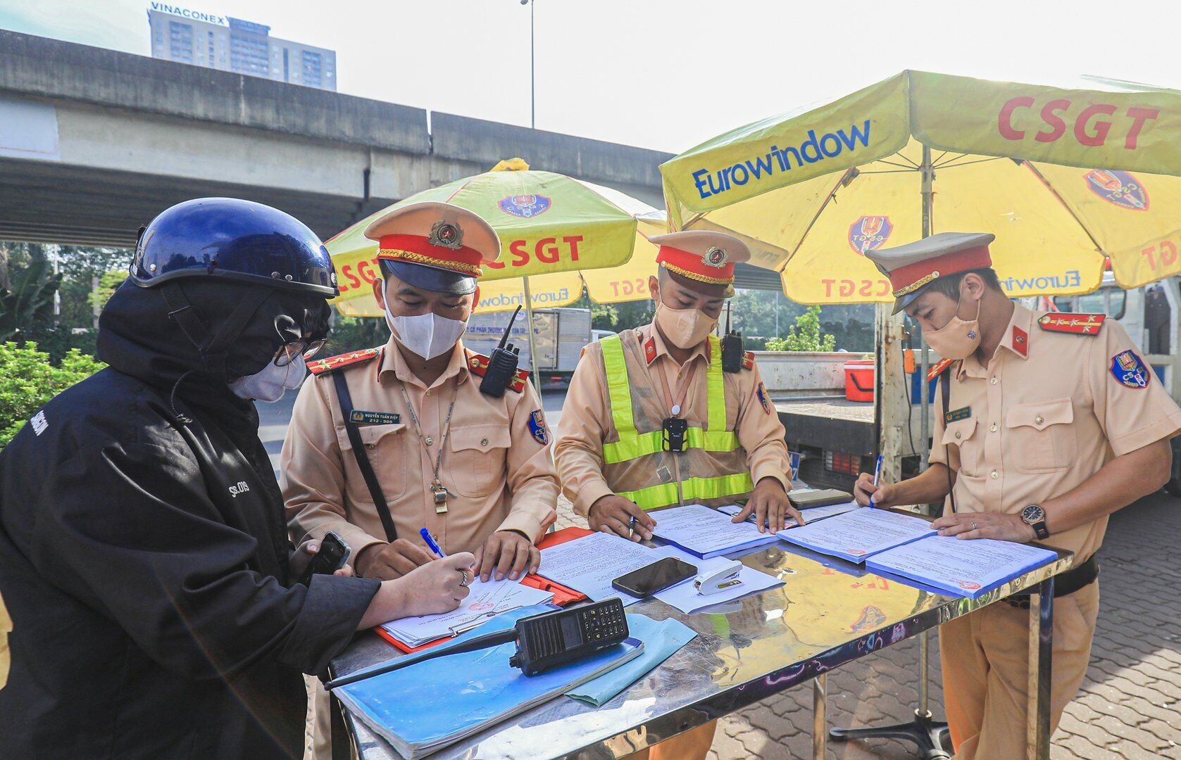 Hơn 7h s&aacute;ng nay (14/10), Tổ c&ocirc;ng t&aacute;c Đội CSGT số 6 (C&ocirc;ng an TP H&agrave; Nội) đ&atilde; lập chốt kiểm so&aacute;t tại điểm từ v&agrave;nh đai 3 tr&ecirc;n cao xuống n&uacute;t giao Đại lộ Thăng Long - Trần Duy Hưng (gần cổng số 2 Trung t&acirc;m Hội nghị Quốc gia) để xử l&yacute; những trường hợp điều khiển xe m&aacute;y đi v&agrave;o đường v&agrave;nh đai 3 tr&ecirc;n cao.