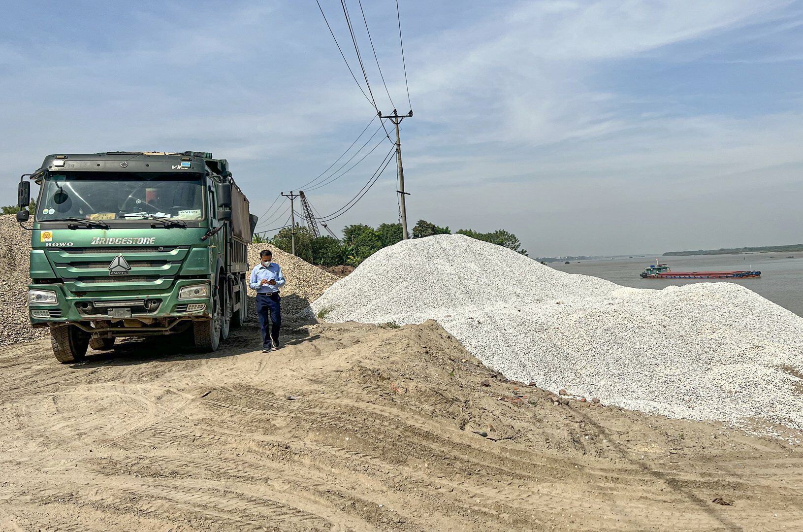 Cụ thể, UBND phường Thượng C&aacute;t đ&atilde; tiến h&agrave;nh kiểm tra, thiết lập hồ sơ xử l&yacute; vi phạm đối với 8 đơn vị sử dụng đất c&ocirc;ng do UBND phường quản l&yacute;. UBND phường Li&ecirc;n Mạc đ&atilde; tiến h&agrave;nh kiểm tra, thiết lập hồ sơ xử l&yacute; vi phạm đối với 3 đơn vị sử dụng đất c&ocirc;ng do UBND phường quản l&yacute;; 3 đơn vị c&ograve;n lại hiện kh&ocirc;ng c&ograve;n VLXD, c&ocirc;ng tr&igrave;nh tr&ecirc;n khu&ocirc;n vi&ecirc;n đất.