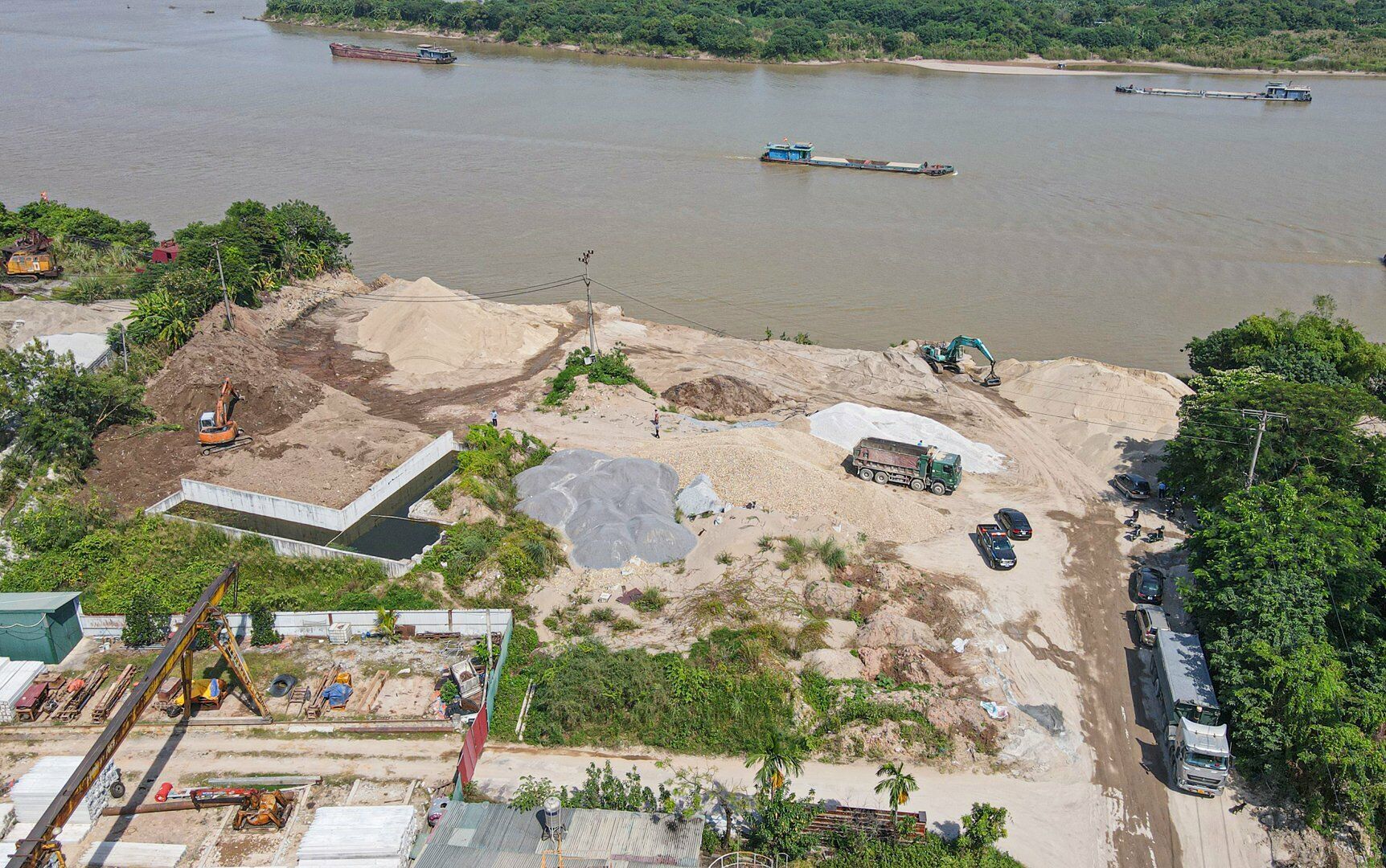Hiện UBND c&aacute;c phường đang ho&agrave;n thiện hồ sơ xử l&yacute; vi phạm để triển khai thực hiện cưỡng chế c&aacute;c trạm trộn tr&aacute;i ph&eacute;p ven s&ocirc;ng Hồng, buộc khắc phục trả lại hiện trạng ban đầu.