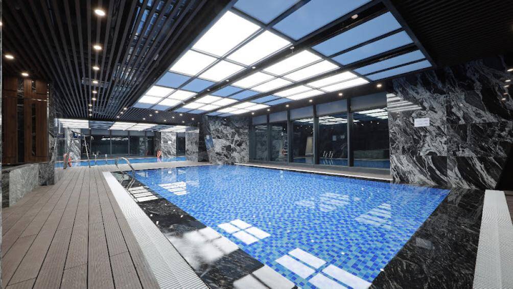 Hoặc g&oacute;c hồ bơi một buổi chiều cuối ng&agrave;y, thỏa sức thả tr&ocirc;i cảm x&uacute;c trong l&agrave;n nước m&aacute;t l&agrave;nh, ngắm nh&igrave;n trời m&acirc;y theo một c&aacute;ch rất &ldquo;chill&rdquo;.