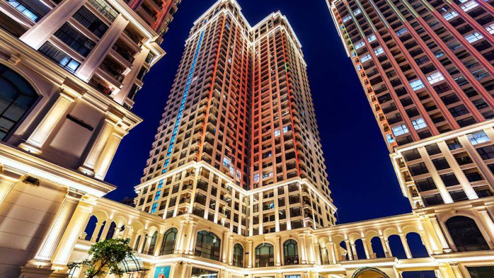 T&acirc;m tr&iacute; được lắng đọng, thanh nh&agrave;n trong ho&agrave;ng h&ocirc;n dần xuống, với gi&oacute; heo may mang theo hơi nước v&agrave; vị mặn m&ograve;i ph&ugrave; sa của bờ b&atilde;i s&ocirc;ng Hồng (dự &aacute;n Sunshine Riverside c&oacute; vị tr&iacute; đặc biệt, vượng phong thuỷ khi tọa lạc tại đất vườn đ&agrave;o Nhật T&acirc;n xưa, theo truyền thuyết l&agrave; &ldquo;đầu rồng thắng địa&rdquo;).