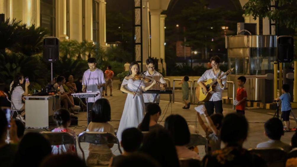 Với chủ đề &ldquo;Giai điệu m&ugrave;a Thu 2022&rdquo;, chuỗi minishow v&agrave;o mỗi dịp cuối tuần tại c&aacute;c dự &aacute;n đang vận h&agrave;nh của Sunshine tại H&agrave; Nội đ&atilde; mang đến cho cư d&acirc;n một trải nghiệm mới đậm chất ri&ecirc;ng lịch l&atilde;m với ho&agrave; tấu nhạc cổ điển, tr&igrave;nh diễn nghệ thuật truyền thống&hellip;