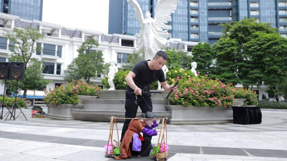 Trong quan điểm ph&aacute;t triển bất động sản của Sunshine, thước đo hạnh ph&uacute;c được thể hiện th&ocirc;ng qua sự h&agrave;i l&ograve;ng về kh&ocirc;ng gian sống, c&aacute;c tiện nghi v&agrave; dịch vụ tiện &iacute;ch h&agrave;ng ng&agrave;y, được hỗ trợ bởi c&aacute;c c&ocirc;ng nghệ th&ocirc;ng minh hiện đại, t&iacute;ch hợp đồng bộ, cho ph&eacute;p con người sống thời thượng nhưng kh&ocirc;ng mất đi những gi&aacute; trị bản nguy&ecirc;n, để mỗi ng&agrave;y trở về nh&agrave; l&agrave; trở về tổ ấm, nơi mỗi th&agrave;nh vi&ecirc;n, mỗi gia đ&igrave;nh đều c&oacute; được một cuộc sống thật vi&ecirc;n m&atilde;n, vẹn tr&ograve;n. Người gi&agrave; c&oacute; kh&ocirc;ng gian b&igrave;nh y&ecirc;n, thư th&aacute;i, người lớn lu&ocirc;n thoải m&aacute;i sau mỗi ng&agrave;y l&agrave;m việc căng thẳng, con trẻ lớn l&ecirc;n trong một m&ocirc;i trường th&acirc;n thiện, văn minh&hellip;