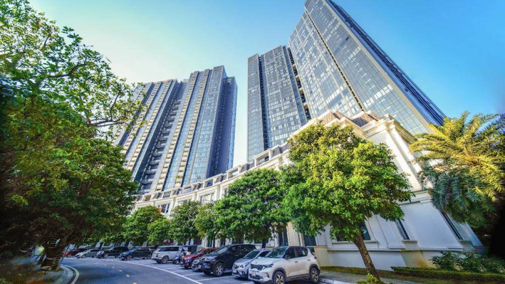 M&agrave; c&ograve;n l&agrave; những cung đường dạo bộ duy&ecirc;n d&aacute;ng, rợp b&oacute;ng c&acirc;y xanh giữa kh&ocirc;ng gian thanh nh&atilde; của kiến tr&uacute;c T&acirc;y phương ho&agrave;n mỹ tại l&otilde;i cảnh quan Sunshine City (H&agrave; Nội).