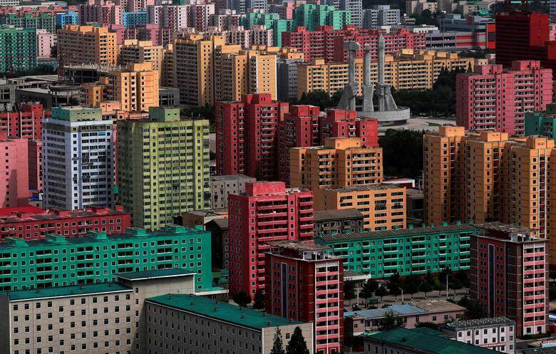 Những khối nh&agrave; cao tầng đầy sắc m&agrave;u tại B&igrave;nh Nhưỡng. Ảnh - Reuters
