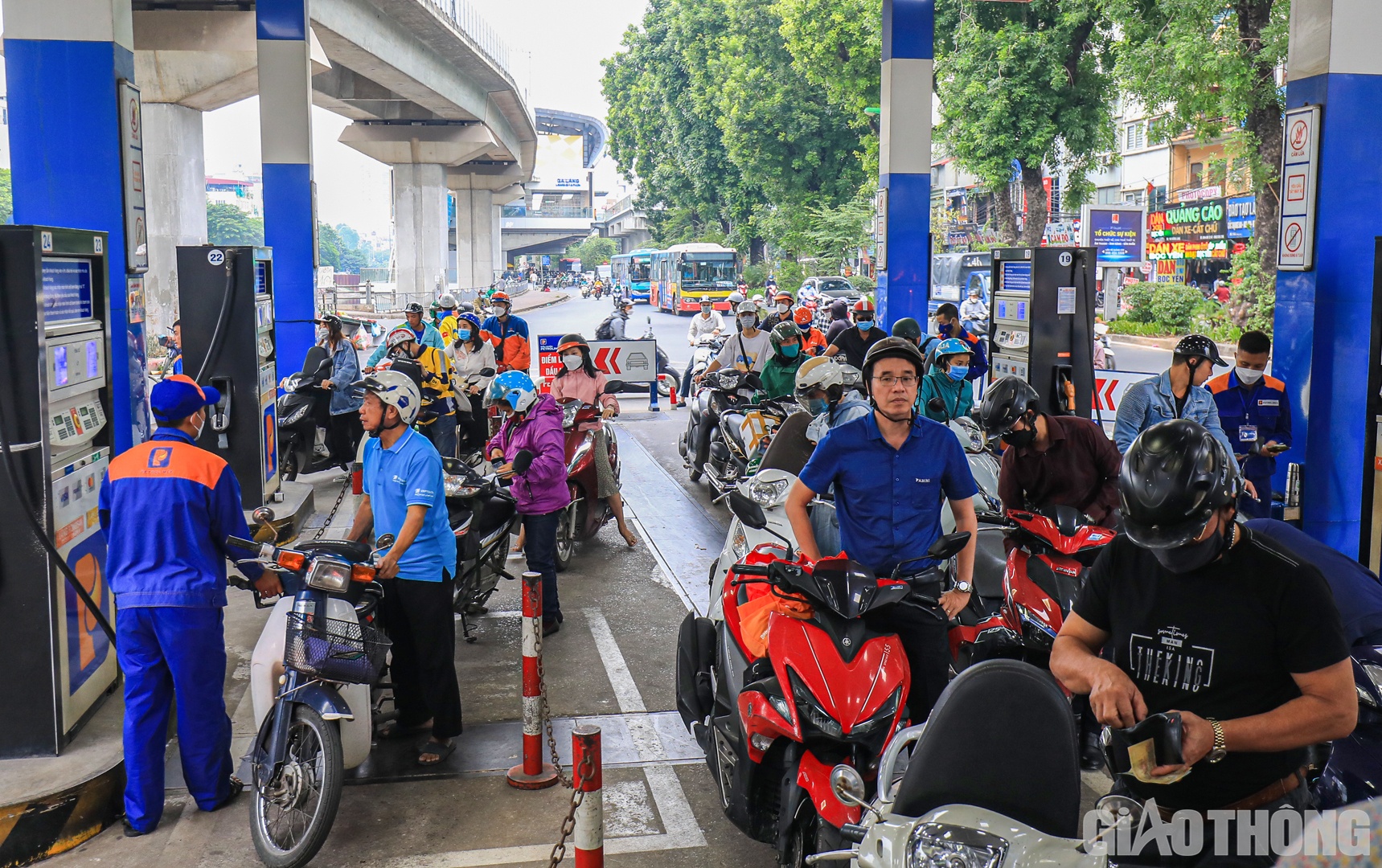 Trong trường hợp doanh nghiệp b&aacute;n lẻ c&oacute; kh&oacute; khăn về nguồn h&agrave;ng, Sở C&ocirc;ng thương đề nghị doanh nghiệp c&oacute; văn bản y&ecirc;u cầu thương nh&acirc;n cung cấp xăng dầu c&acirc;n đối, đ&aacute;p ứng số lượng h&agrave;ng, thời gian theo hợp đồng đ&atilde; k&yacute;. 
&ldquo;Nếu kh&ocirc;ng được giải quyết, đề nghị gửi văn bản về Bộ C&ocirc;ng Thương, Sở C&ocirc;ng Thương để giải quyết&rdquo;, vị đại diện nhấn mạnh.