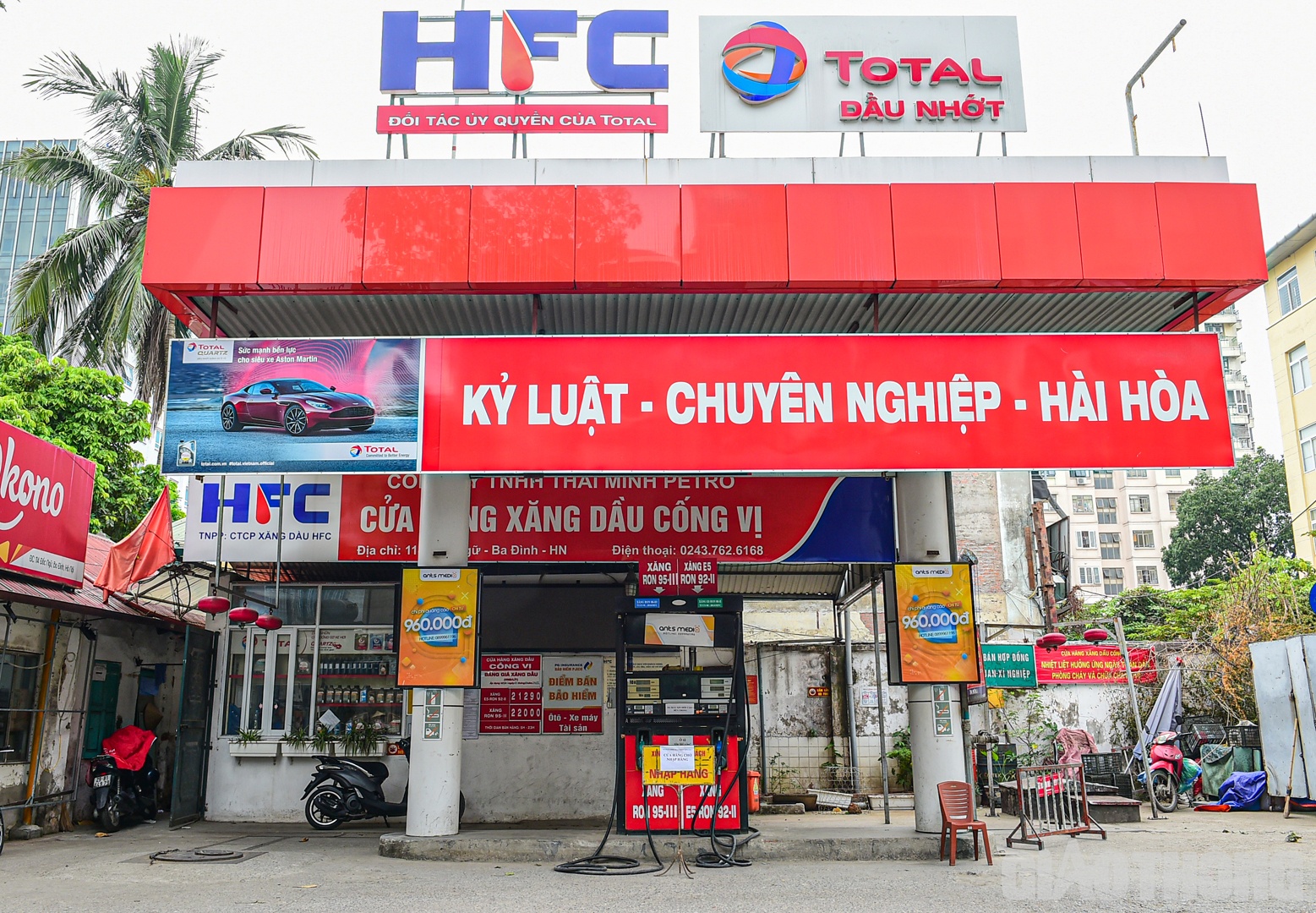 Theo ghi nhận của PV B&aacute;o Giao th&ocirc;ng thời điểm 14h30 chiều 19/10, c&acirc;y xăng thuộc hệ thống ph&acirc;n phối của HFC c&oacute; địa chỉ 114 phố Đốc Ngữ (quận Ba Đ&igrave;nh) c&oacute; t&igrave;nh trạng tạm ngừng b&aacute;n với l&yacute; do đang chờ nhập h&agrave;ng.