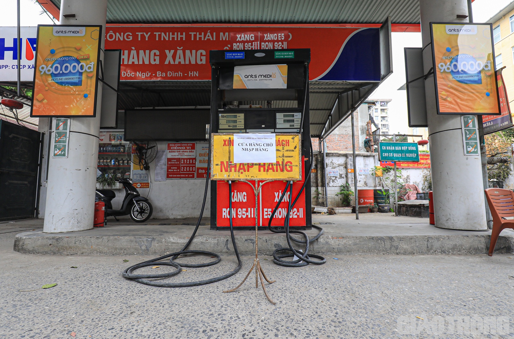 Th&ocirc;ng b&aacute;o được d&aacute;n ngay ph&iacute;a trước trụ bơm xăng.