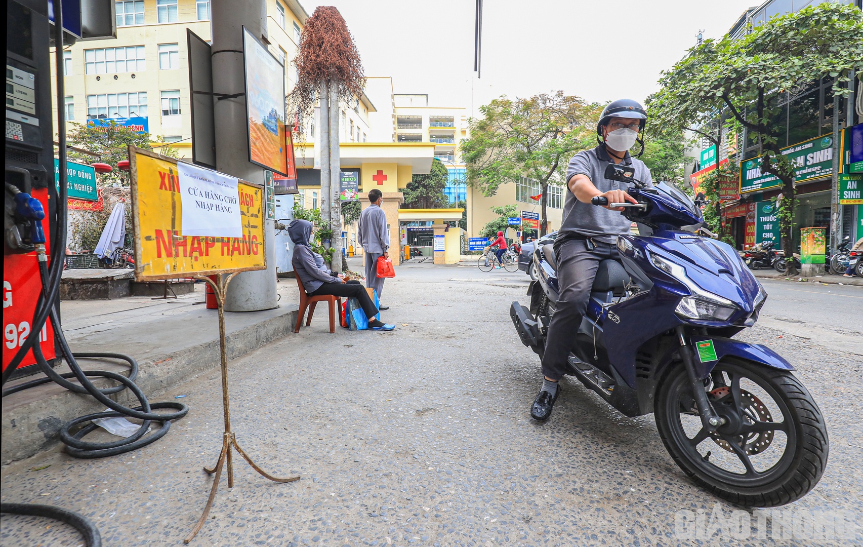 Mặc d&ugrave; vậy, kh&ocirc;ng &iacute;t người do kh&ocirc;ng quan s&aacute;t được th&ocirc;ng b&aacute;o n&ecirc;n vẫn đi v&agrave;o cửa h&agrave;ng.
