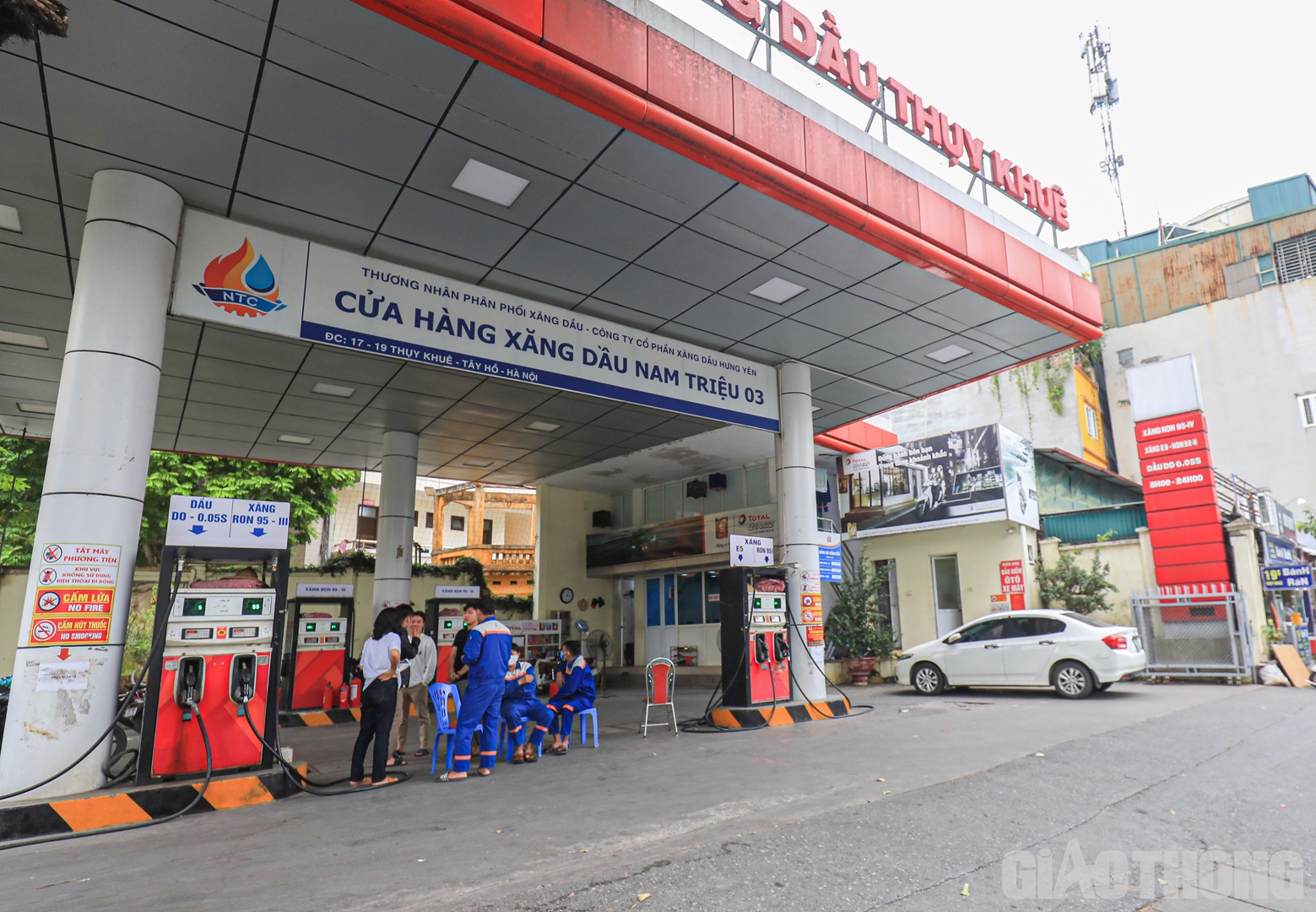Tương tự, tại c&acirc;y xăng số 17-19 phố Thụy Khu&ecirc; l&uacute;c 15h chiều nay, nhiều người cũng kh&aacute; bất ngờ khi kh&ocirc;ng mua được xăng.