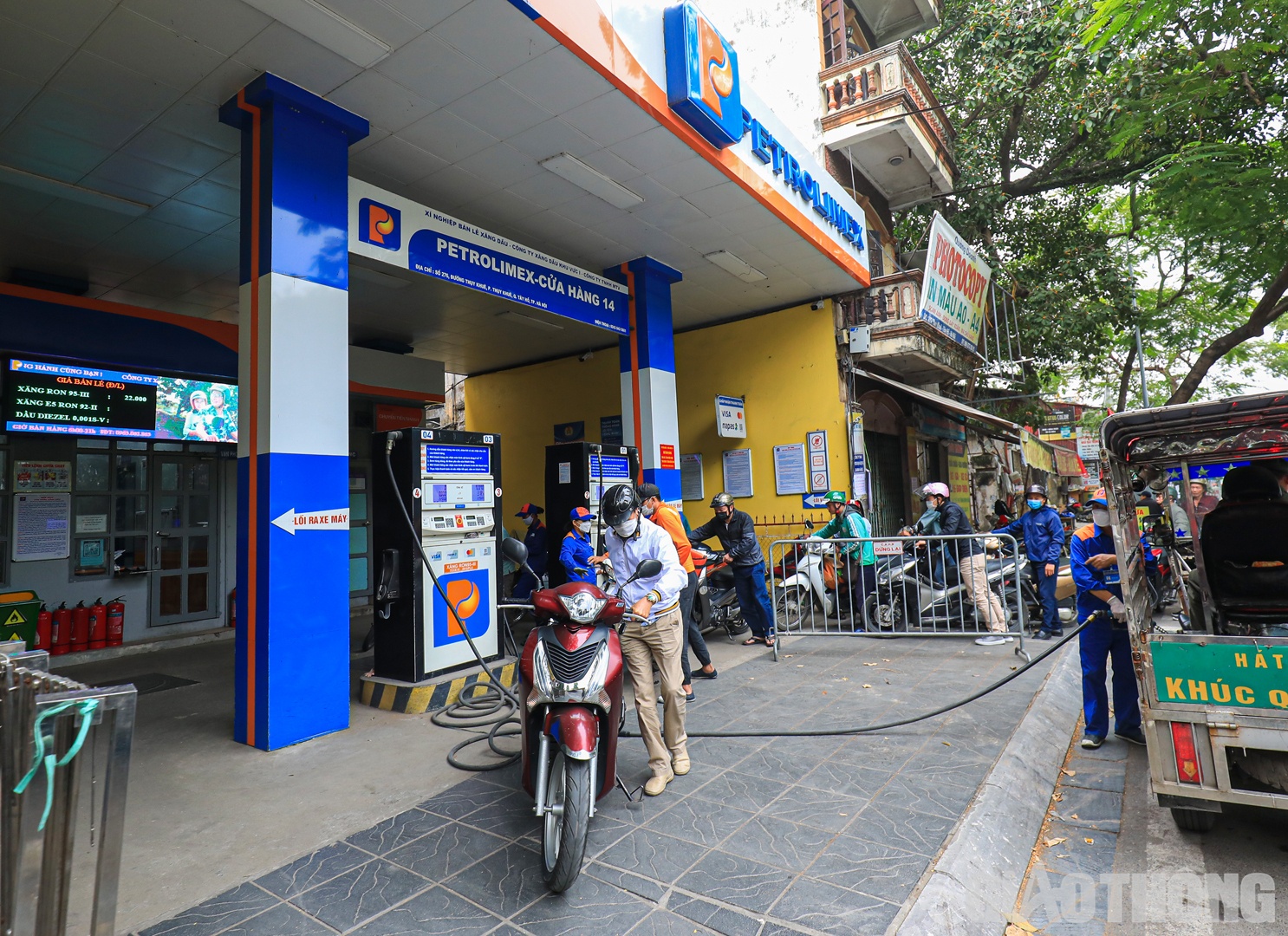 C&aacute;ch đ&oacute; kh&ocirc;ng xa, c&acirc;y xăng số 276 phố Thụy Khu&ecirc; vẫn hoạt động b&igrave;nh thường.