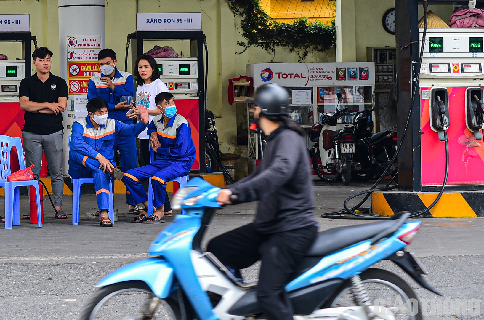 Cửa h&agrave;ng vẫn c&oacute; nh&acirc;n vi&ecirc;n trực nhưng khi kh&aacute;ch h&agrave;ng tấp v&agrave;o lại nhận được những c&aacute;i lắc đầu, xua tay.