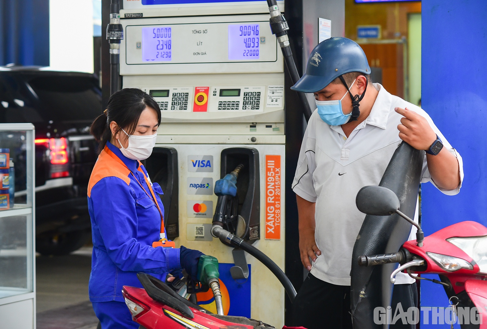 Theo l&atilde;nh đạo Petrolimex, H&agrave; Nội l&agrave; thị trường c&oacute; sản lượng ti&ecirc;u thụ xăng dầu lớn. 
Tuy nhi&ecirc;n, đ&aacute;nh gi&aacute; tổng quan về nguồn cung thị trường H&agrave; Nội, vị Ph&oacute; Tổng gi&aacute;m đốc Petrolimex b&agrave;y tỏ, sẽ kh&ocirc;ng căng thẳng như miền Nam bởi thời gian qua c&oacute; nhiều thương nh&acirc;n đầu mối bị tước giấy ph&eacute;p.
Hơn nữa, c&aacute;c đầu mối tư nh&acirc;n phần lớn ở ph&iacute;a Nam, khi lỗ qu&aacute;, họ cũng c&oacute; thể sẵn s&agrave;ng đ&oacute;ng cửa hoặc hạn chế nhập.
C&ograve;n miền Bắc, nguồn cung kh&ocirc;ng bị t&aacute;c động bởi việc tước giấy ph&eacute;p. Ngo&agrave;i ra, thị trường cũng kh&ocirc;ng c&oacute; qu&aacute; nhiều x&aacute;o trộn n&ecirc;n việc đứt nguồn cung sẽ kh&ocirc;ng căng thẳng.