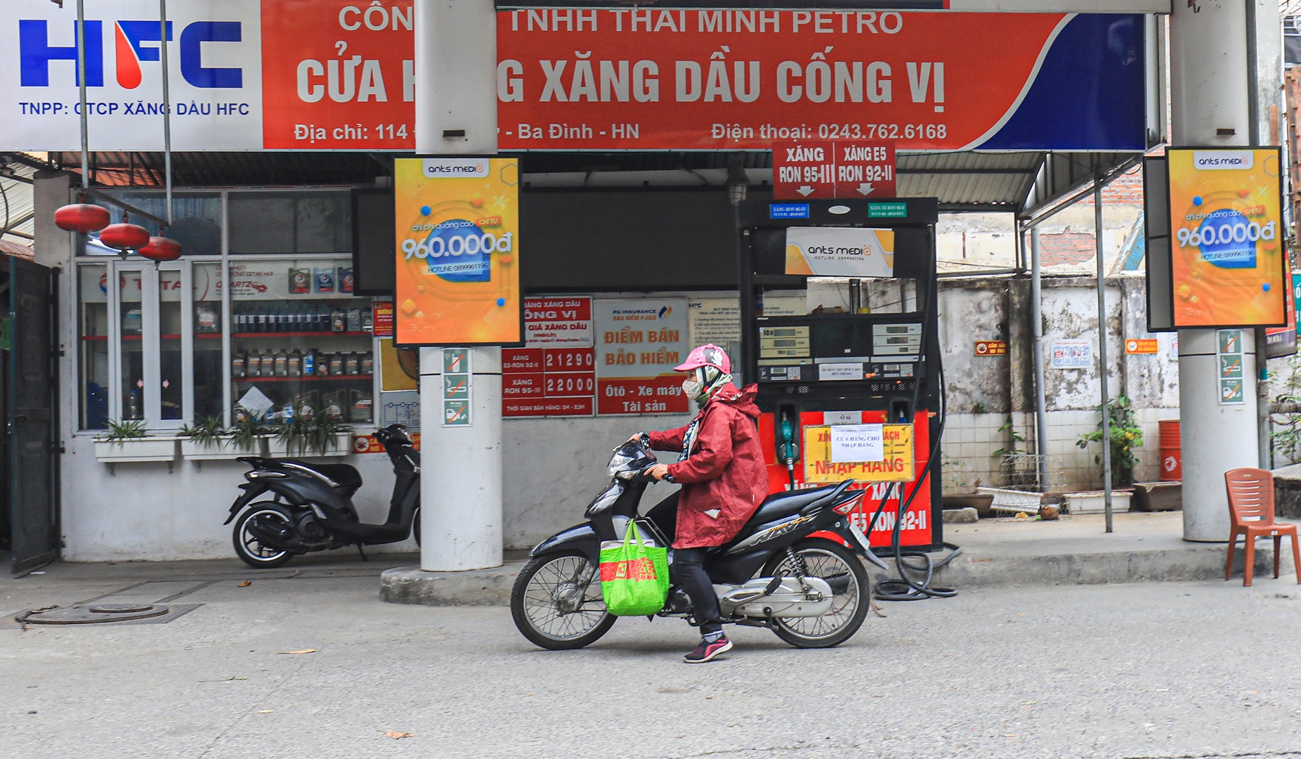 Khi thấy th&ocirc;ng b&aacute;o, người d&acirc;n ngỡ ng&agrave;ng đ&agrave;nh quay xe rời đi t&igrave;m c&acirc;y xăng kh&aacute;c.