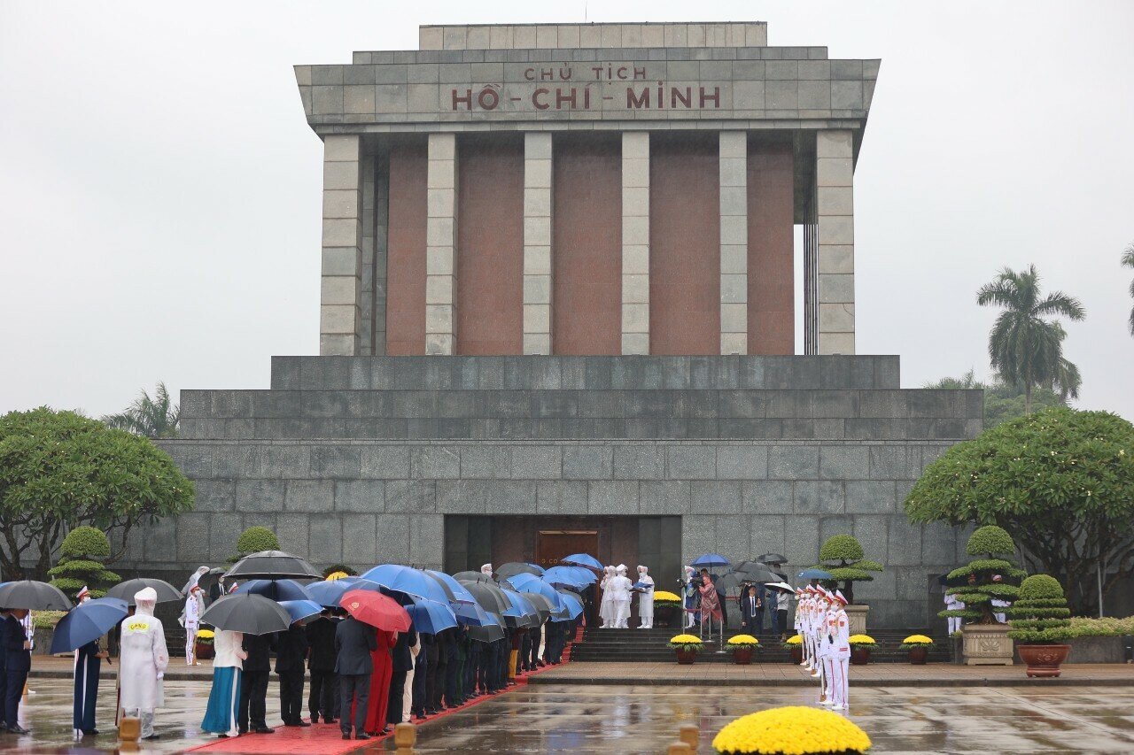 Sau đ&oacute;, c&aacute;c đại biểu trở lại nh&agrave; Quốc hội dự phi&ecirc;n khai mạc kỳ họp thứ 4, Quốc hội kh&oacute;a XV.