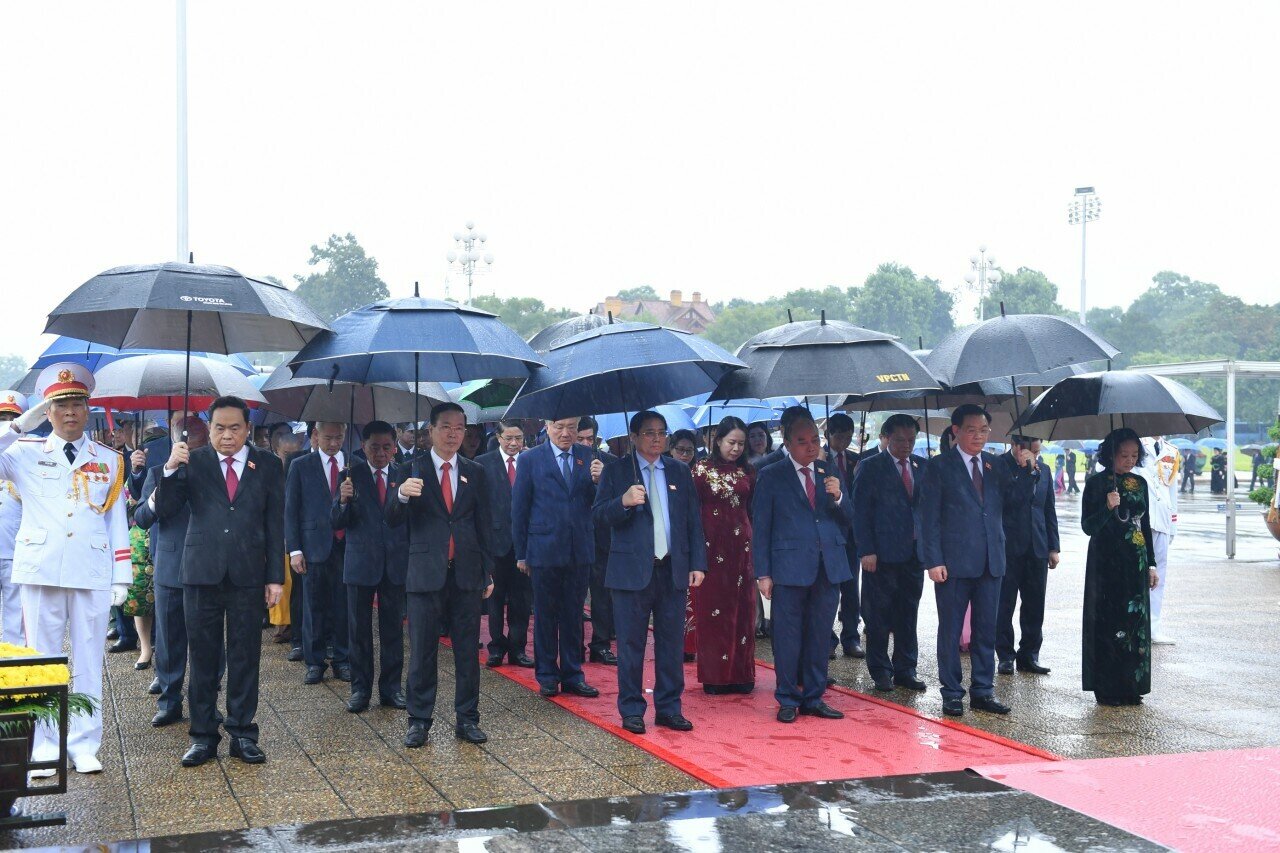 Chủ tịch nước Nguyễn Xu&acirc;n Ph&uacute;c, Thủ tướng Ch&iacute;nh phủ Phạm Minh Ch&iacute;nh, Chủ tịch Quốc hội Vương Đ&igrave;nh Huệ v&agrave; c&aacute;c đồng ch&iacute; l&atilde;nh đạo Đảng, Nh&agrave; nước, đại biểu Quốc hội v&agrave;o Lăng tưởng nhớ Chủ tịch Hồ Ch&iacute; Minh.