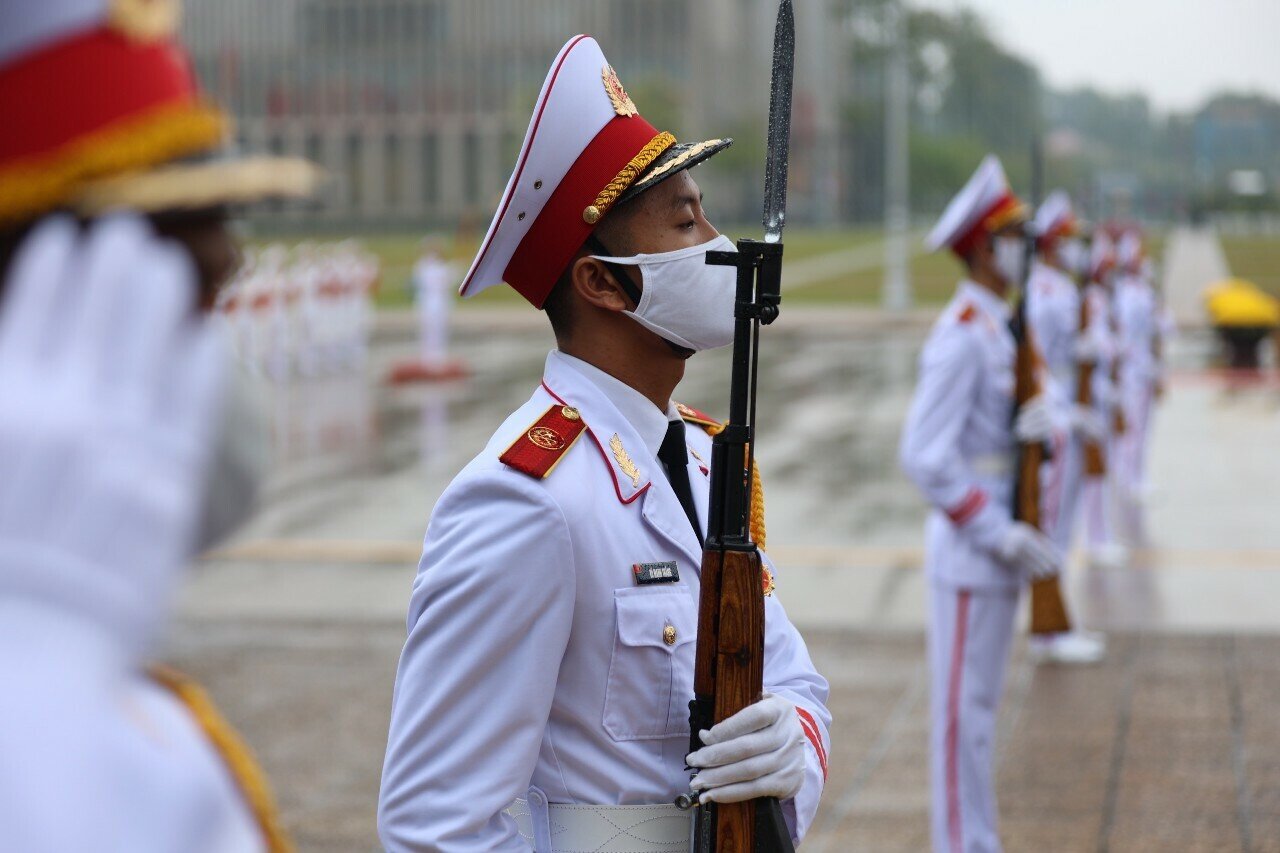 Kh&ocirc;ng kh&iacute; trang nghi&ecirc;m tại lễ viếng Lăng B&aacute;c.