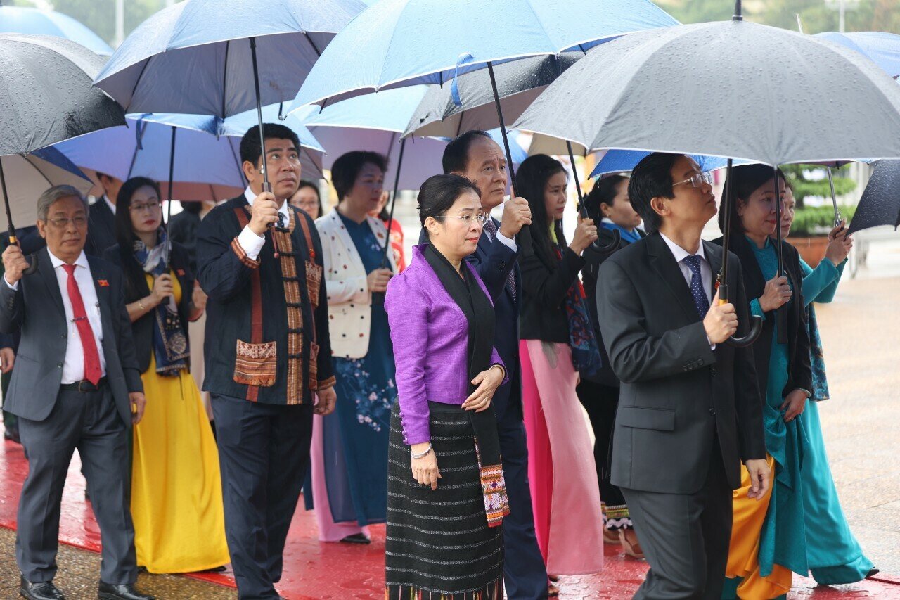 C&aacute;c đại biểu Quốc hội v&agrave;o Lăng viếng Chủ tịch Hồ Ch&iacute; Minh trong thời tiết s&aacute;ng nay mưa v&agrave; lạnh.