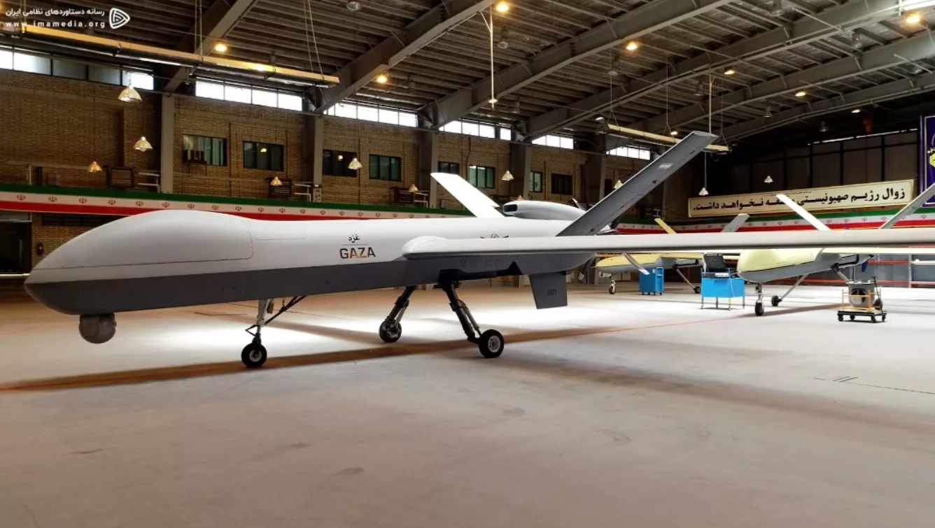 Iran sau đ&oacute; bắt đầu sản xuất h&agrave;ng loạt m&aacute;y bay kh&ocirc;ng người l&aacute;i để b&ugrave; đắp cho những khoảng trống c&ograve;n thiếu của Kh&ocirc;ng qu&acirc;n Iran, bao gồm cả việc họ kh&ocirc;ng c&oacute; khả năng chế tạo m&aacute;y bay chiến đấu ho&agrave;n chỉnh.
Trong ảnh l&agrave; Shahed 149 Gaza - phương tiện kh&ocirc;ng người l&aacute;i c&oacute; thể mang theo 13 quả bom v&agrave; 500 kg thiết bị điện tử phục vụ trinh s&aacute;t v&agrave; kh&ocirc;ng k&iacute;ch v&agrave;o c&aacute;c mục ti&ecirc;u mặt đất.