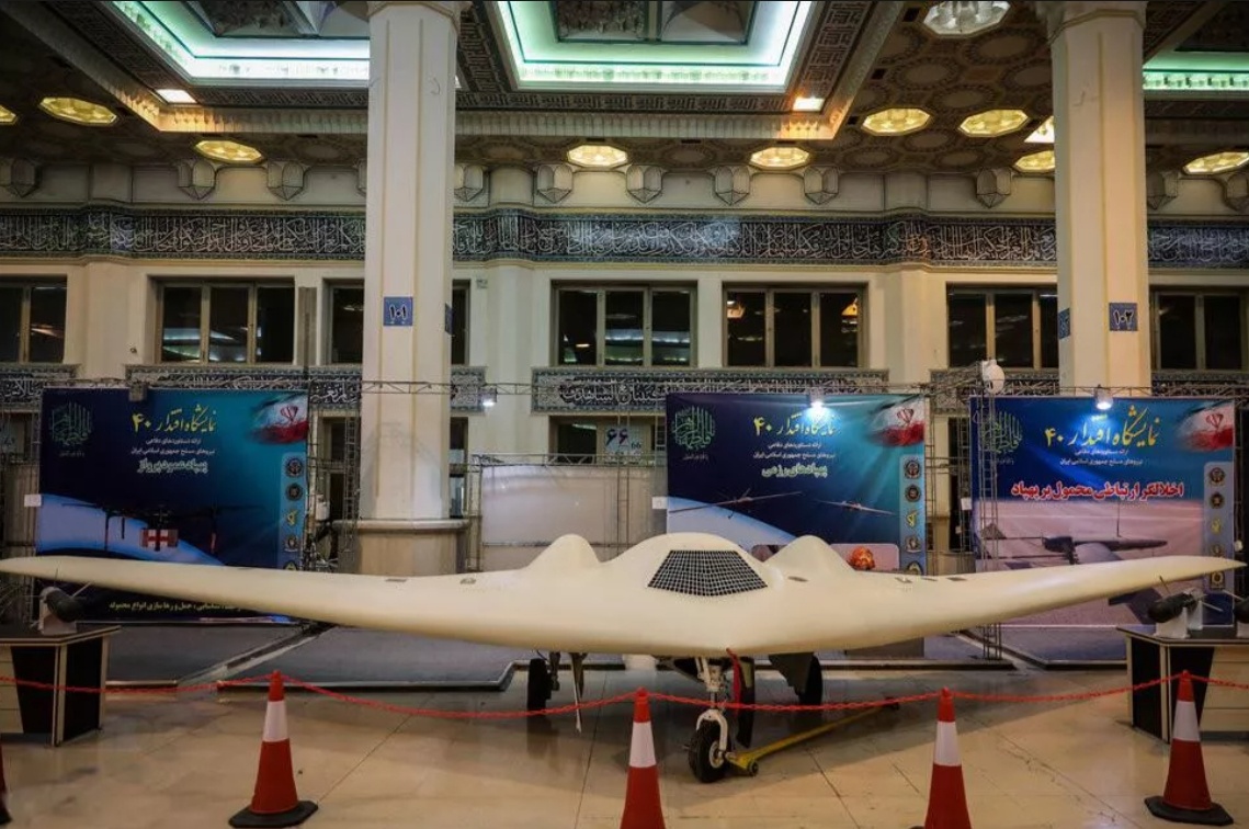 Cho tới nay, Iran đ&atilde; đạt được tiến bộ đ&aacute;ng kể trong việc ph&aacute;t triển v&agrave; sản xuất đầy đủ c&aacute;c loại UAV thuộc tất cả c&aacute;c lớp ch&iacute;nh, từ phương tiện trinh s&aacute;t chiến thuật hạng nhẹ đến c&aacute;c hệ thống trinh s&aacute;t v&agrave; tấn c&ocirc;ng hạng nặng, cả bom c&oacute; ​​điều khiển v&agrave; t&ecirc;n lửa tầm ngắn, c&aacute;c loại vũ kh&iacute; s&aacute;t thương, v.v. v&agrave; m&aacute;y bay kh&ocirc;ng người l&aacute;i được gọi l&agrave; kamikaze.
Trong ảnh l&agrave; phương tiện Shahed 171 Simorgh c&oacute; c&ocirc;ng nghệ t&agrave;ng h&igrave;nh hiện đại v&agrave; được trang bị động cơ phản lực.