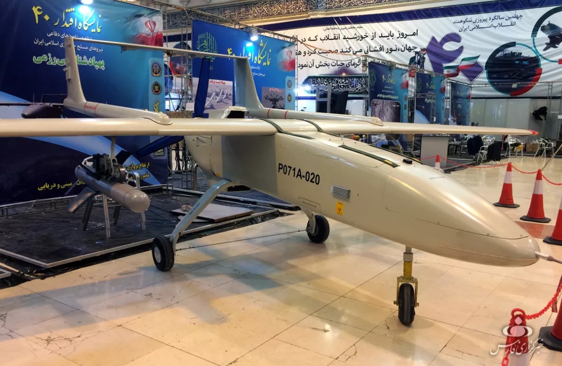Cho đến nay, Iran đ&atilde; sản xuất khoảng 40 mẫu m&aacute;y bay kh&ocirc;ng người l&aacute;i kh&aacute;c nhau. C&aacute;c d&ograve;ng ch&iacute;nh của UAV Iran l&agrave; Ababil, Kaman, Kian, Mohajer v&agrave; Shahed.
Tr&ecirc;n ảnh l&agrave; phương tiện Qods Mohajer-6 c&oacute; thể mang theo t&ecirc;n lửa dẫn đường Almas hoặc bom kh&ocirc;ng đối đất để trinh s&aacute;t v&agrave; tấn c&ocirc;ng c&aacute;c mục ti&ecirc;u mặt đất từ ​​tr&ecirc;n kh&ocirc;ng Qaem.