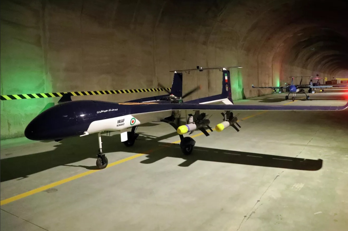 43 năm qua, tuy Iran phải xoay sở để tồn tại dưới h&agrave;ng loạt c&aacute;c lệnh trừng phạt nhưng quốc gia n&agrave;y vẫn cho thấy khả năng đ&aacute;ng kể trong việc sản xuất, thiết kế v&agrave; ph&aacute;t triển c&aacute;c phương tiện bay kh&ocirc;ng người l&aacute;i của ri&ecirc;ng m&igrave;nh.