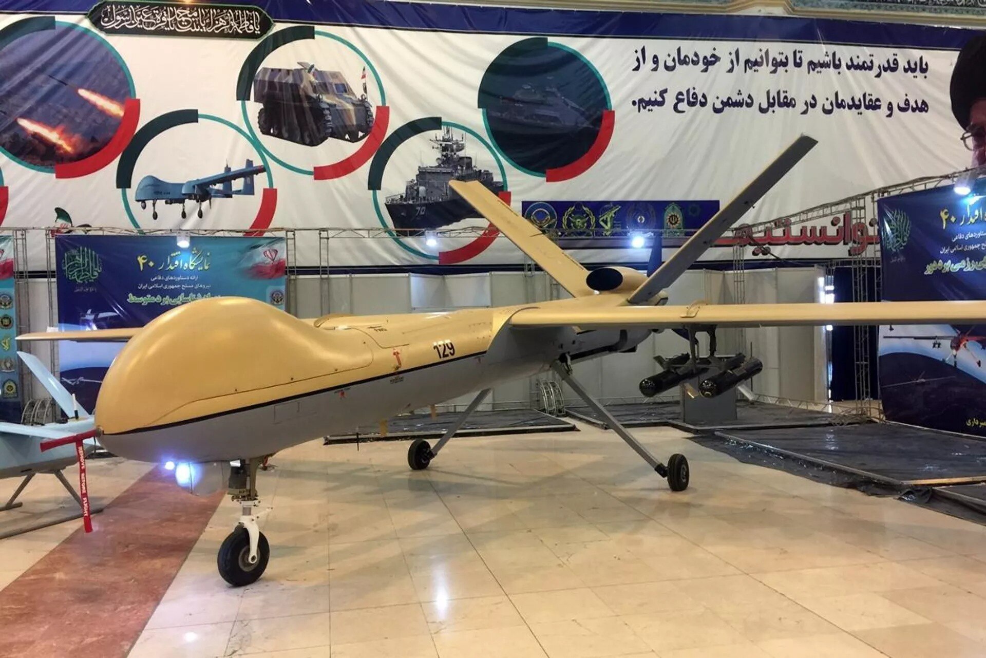Theo h&atilde;ng tin Sputnik, Iran bắt đầu quan t&acirc;m đến m&aacute;y bay kh&ocirc;ng người l&aacute;i (UAV) v&agrave;o những năm 1980 trong Chiến tranh Iran-Iraq (1980-1988). D&ograve;ng m&aacute;y bay kh&ocirc;ng người l&aacute;i đầu ti&ecirc;n của Iran l&agrave; Ababil với cơ chế vận h&agrave;nh đơn giản v&agrave; được gọi l&agrave; "bom, đạn bay". C&ugrave;ng với c&aacute;c UAV trinh s&aacute;t được ph&aacute;t triển sau n&agrave;y, Ababil đ&atilde; được chứng minh hiệu quả tr&ecirc;n nhiều mặt trận. 
Trong ảnh l&agrave; Shahed 129 - một trong những UAV mạnh nhất trong kho vũ kh&iacute; của Iran.