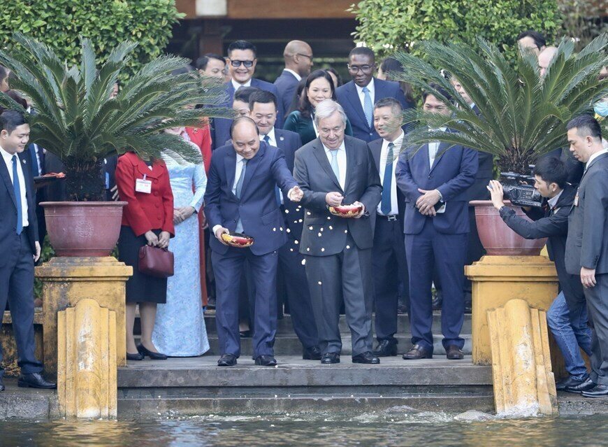 Hai người đ&atilde; c&ugrave;ng đi dạo tr&ecirc;n đường Xo&agrave;i, thăm di t&iacute;ch Nh&agrave; s&agrave;n B&aacute;c Hồ, cho c&aacute; ăn tại Ao c&aacute; B&aacute;c Hồ.