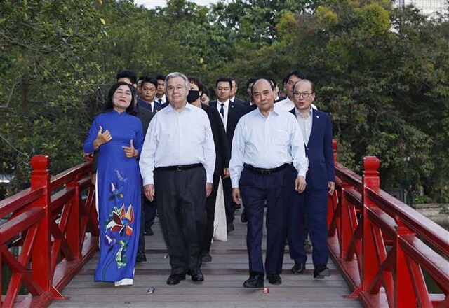 Kết th&uacute;c chuỗi hoạt động trong chuyến thăm ch&iacute;nh thức Việt Nam, chiều 22/10, Tổng Thư k&yacute; LHQ Ant&oacute;nio Guterres c&ugrave;ng Chủ tịch nước Nguyễn Xu&acirc;n Ph&uacute;c đ&atilde; c&oacute; những ph&uacute;t thư gi&atilde;n dạo quanh phố đi bộ hồ Gươm v&agrave; thăm đền Ngọc Sơn.