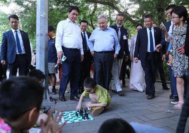 Tổng Thư k&yacute; LHQAnt&oacute;nio Guterres th&iacute;ch th&uacute; khi chứng kiến c&aacute;c hoạt động ngo&agrave;i trời của người d&acirc;n tr&ecirc;n phố đi bộ.