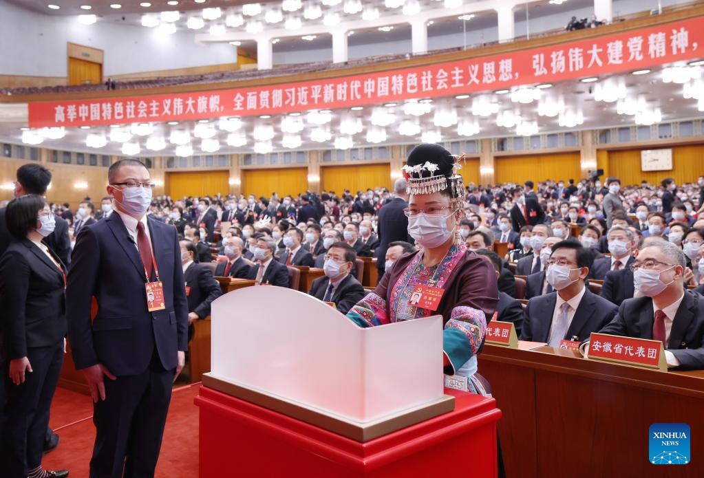 Trong danh s&aacute;ch Ban chấp h&agrave;nh Trung ương đảng c&oacute; Tổng b&iacute; thư, Chủ tịch Trung Quốc Tập Cận B&igrave;nh, B&iacute; thư thứ nhất Ban B&iacute; thư Vương Hỗ Ninh, Ph&oacute; thủ tướng Hồ Xu&acirc;n Hoa, Ngoại trưởng Vương Nghị, B&iacute; thư Ủy ban Kiểm tra Kỷ luật Trung ương đảng Triệu Lạc Tế, Chủ nhiệm Văn ph&ograve;ng Trung ương đảng Đinh Tiết Tường, Chủ nhiệm ki&ecirc;m B&iacute; thư Ủy ban Ph&aacute;t triển v&agrave; Cải c&aacute;ch Quốc gia H&agrave; Lập Phong, Trưởng ban Tuy&ecirc;n truyền Trung ương đảng Ho&agrave;ng Kh&ocirc;n Minh c&ugrave;ng nhiều quan chức kh&aacute;c.