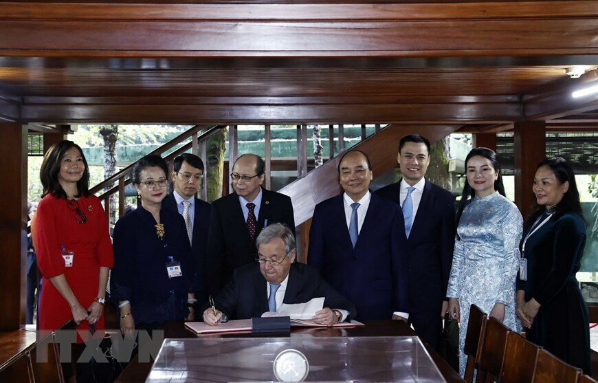 Tiếp đ&oacute;, sau cuộc hội đ&agrave;m chiều c&ugrave;ng ng&agrave;y, Tổng Thư k&yacute; LHQ Ant&oacute;nio Guterres v&agrave; Chủ tịch nước Nguyễn Xu&acirc;n Ph&uacute;c đ&atilde; đến thăm Khu di t&iacute;ch Chủ tịch Hồ Ch&iacute; Minh tại Phủ Chủ tịch.