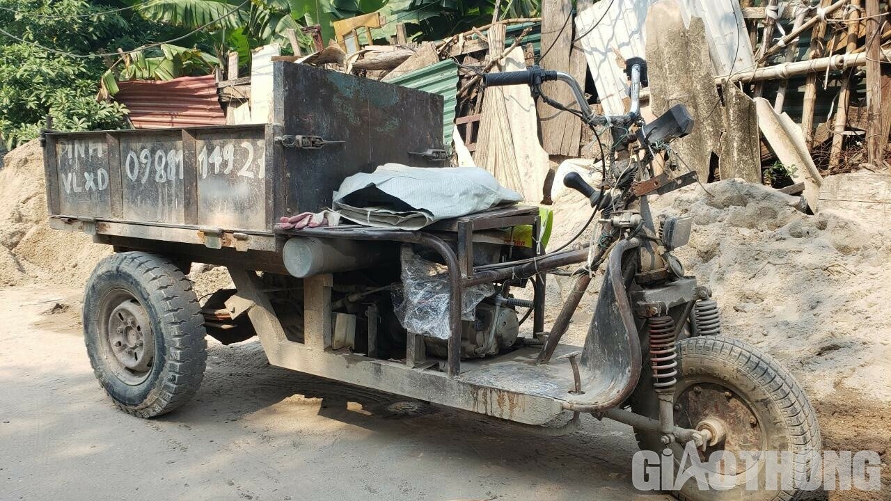 Ngo&agrave;i ra, việc c&aacute;c xe tự chế được đ&oacute;ng th&ugrave;ng để chuy&ecirc;n chở vật liệu x&acirc;y dựng hoạt động li&ecirc;n tục, ph&oacute;ng nhanh, lạng l&aacute;ch g&acirc;y ảnh hưởng đến người tham gia giao th&ocirc;ng.