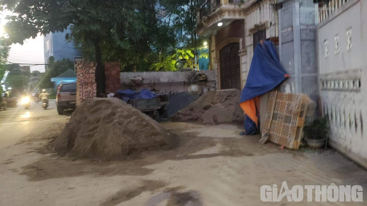 Những ng&agrave;y trung tuần th&aacute;ng 10/2022, ghi nhận tại phường Hạ Đ&igrave;nh, rất nhiều b&atilde;i tập kết vật liệu x&acirc;y dựng ngang nhi&ecirc;n lấn chiếm l&ograve;ng, lề đường.


&ldquo;Hằng ng&agrave;y thường xuy&ecirc;n c&oacute; những xe tự chế, xe tải nhỏ v&agrave;o ra, đậu, bốc xếp vật liệu để mang đi c&aacute;c nơi, khiến t&igrave;nh h&igrave;nh giao th&ocirc;ng tại khu vực n&agrave;y rất phức tạp, nhất l&agrave; v&agrave;o thời gian cao điểm học sinh tan trường, c&ocirc;ng nh&acirc;n tan ca&rdquo;, một người d&acirc;n bức x&uacute;c n&oacute;i.