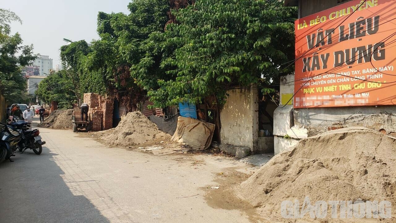 Những b&atilde;i c&aacute;t th&igrave; tr&agrave;n ra l&ograve;ng đường, mỗi khi c&oacute; người đi qua đều phải rất cẩn thận bởi c&oacute; thể trơn trượt, ng&atilde; ra đường.