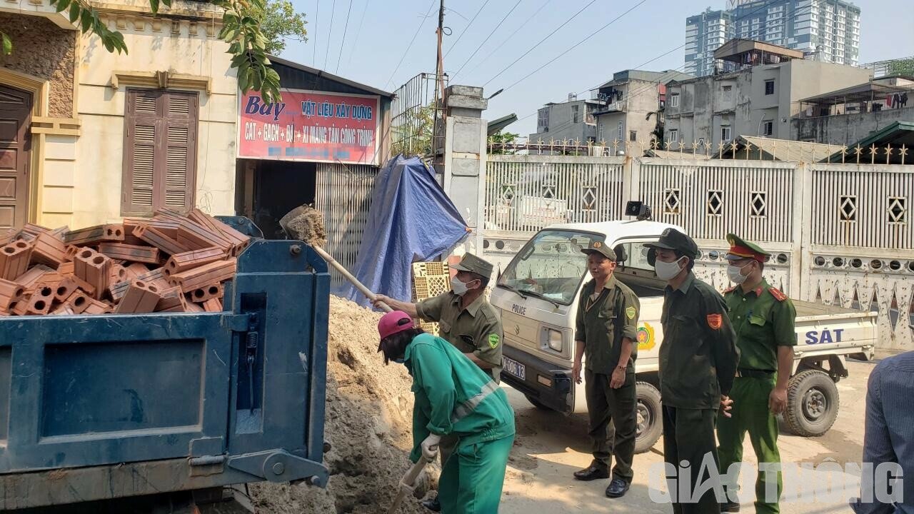 V&agrave; ngay sau khi tiếp nhận th&ocirc;ng tin của PV B&aacute;o Giao Th&ocirc;ng, s&aacute;ng 24/10, C&ocirc;ng an phường Hạ Đ&igrave;nh đ&atilde; th&agrave;nh lập tổ c&ocirc;ng t&aacute;c kiểm tra, xử l&yacute; đối với b&atilde;i tập kết, kinh doanh vật liệu x&acirc;y dựng vi phạm.