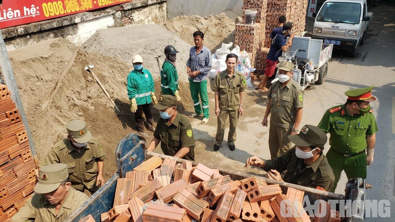 Qu&aacute; tr&igrave;nh kiểm tra, tại khu vực ng&otilde; 129 Nguyễn Xiển, lực lượng chức năng đ&atilde; lập bi&ecirc;n bản, đồng thời thu giữ c&aacute;c vật liệu x&acirc;y dựng gồm đ&aacute;, gạch, c&aacute;t&hellip; của 2 b&atilde;i tập kết tr&aacute;i ph&eacute;p, lấn chiếm l&ograve;ng đường.

Ngay sau khi tiếp nhận th&ocirc;ng tin, ghi nhận của PV b&aacute;o Giao Th&ocirc;ng, s&aacute;ng ng&agrave;y 24/10, C&ocirc;ng an phường Hạ Đ&igrave;nh (thường trực BCĐ 197 phường Hạ Đ&igrave;nh) đ&atilde; th&agrave;nh lập tổ c&ocirc;ng t&aacute;c tiếp tục tuần tra, xử l&yacute; đối với b&atilde;i tập kết, kinh doanh VLXD vi phạm.