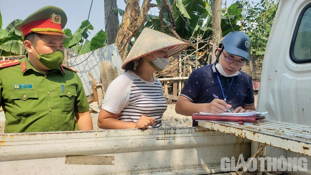 Tiếp đ&oacute;, lực lượng chức năng tiến h&agrave;nh kiểm tra tại ng&otilde; 342 đường Khương Đ&igrave;nh. Tại b&atilde;i vật liệu x&acirc;y dựng Thu&yacute; Khuy&ecirc;n v&agrave; Bẩy, c&aacute;c lực lượng đ&atilde; tiến h&agrave;nh tịch thu phần gạch v&agrave; c&aacute;t dưới l&ograve;ng đường m&agrave; c&aacute; nh&acirc;n lấn chiếm để bu&ocirc;n b&aacute;n, kinh doanh hoặc phục vụ mục đ&iacute;ch kh&aacute;c. Đồng thời cũng tiến h&agrave;nh lập bi&ecirc;n bản xử l&yacute;.