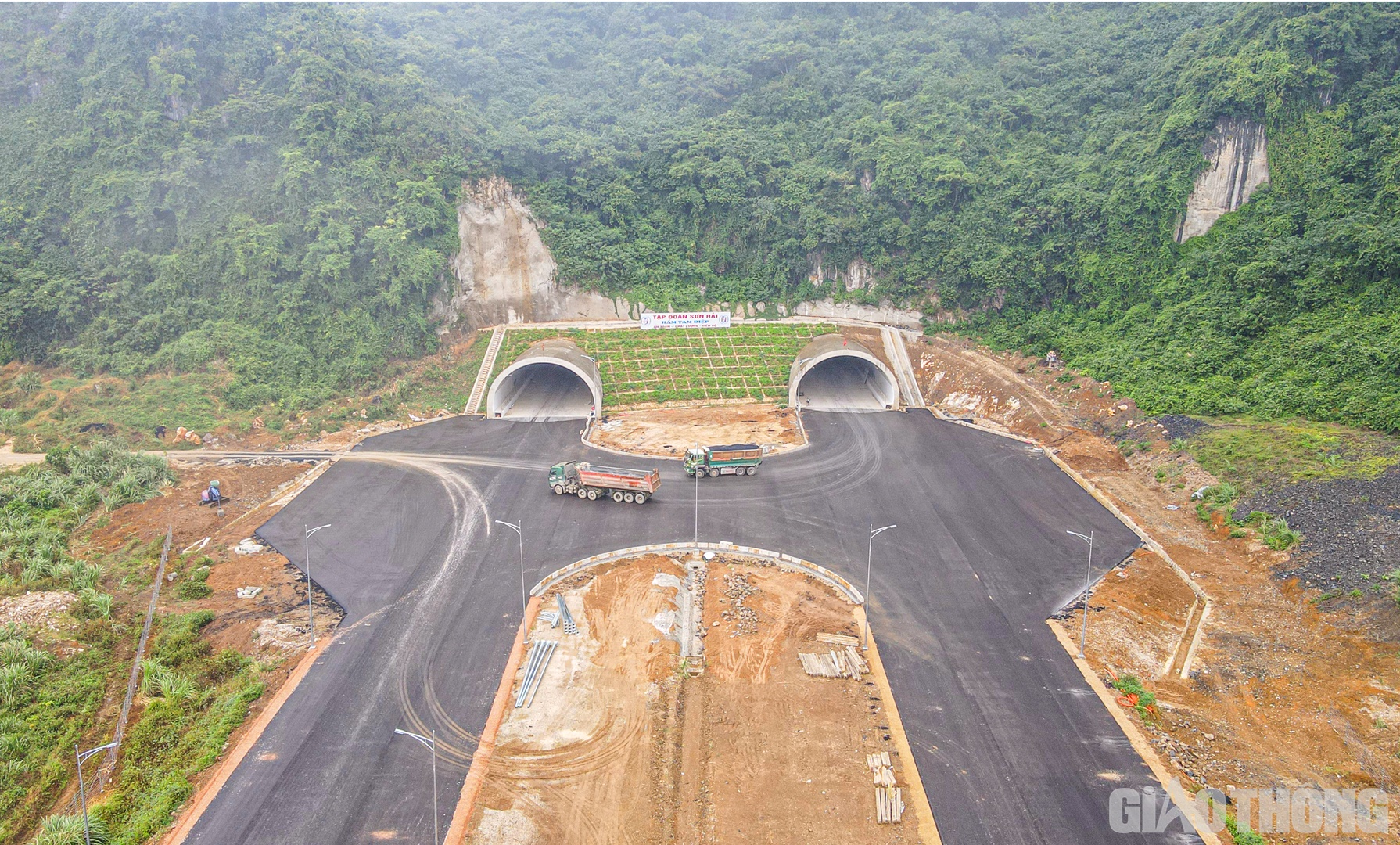 Phụ tr&aacute;ch thi c&ocirc;ng c&aacute;c hạng mục từ Km287+660 - Km289+500, hiện tại, c&ocirc;ng tr&igrave;nh hầm Tam Điệp do Tập đo&agrave;n Sơn Hải thi c&ocirc;ng cũng đ&atilde; cơ bản ho&agrave;n th&agrave;nh.