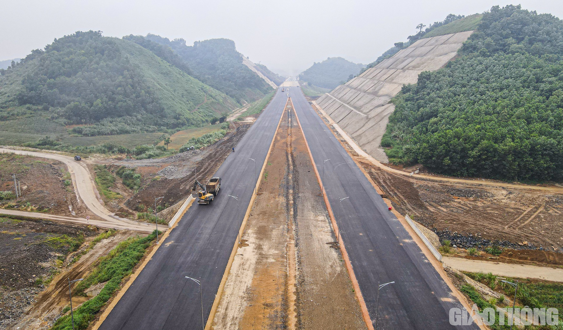 Tại g&oacute;i thầu 10-XL, diện mạo tuyến cao tốc thay đổi r&otilde; rệt khi sản lượng thảm nhựa của nh&agrave; thầu ng&agrave;y c&agrave;ng tăng l&ecirc;n.