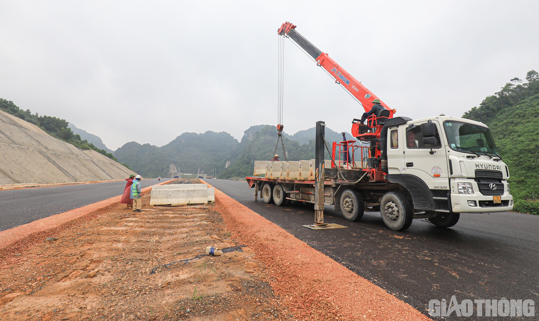 Phần đường ph&iacute;a Nam khu vực cửa hầm Tam Điệp đang được rốt r&aacute;o lắp đặt c&aacute;c đoạn dải ph&acirc;n c&aacute;ch đầu ti&ecirc;n.